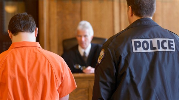 Cop escorts prisoner in court