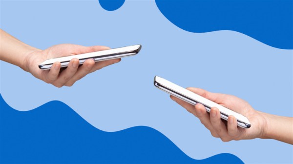 hands holding phones