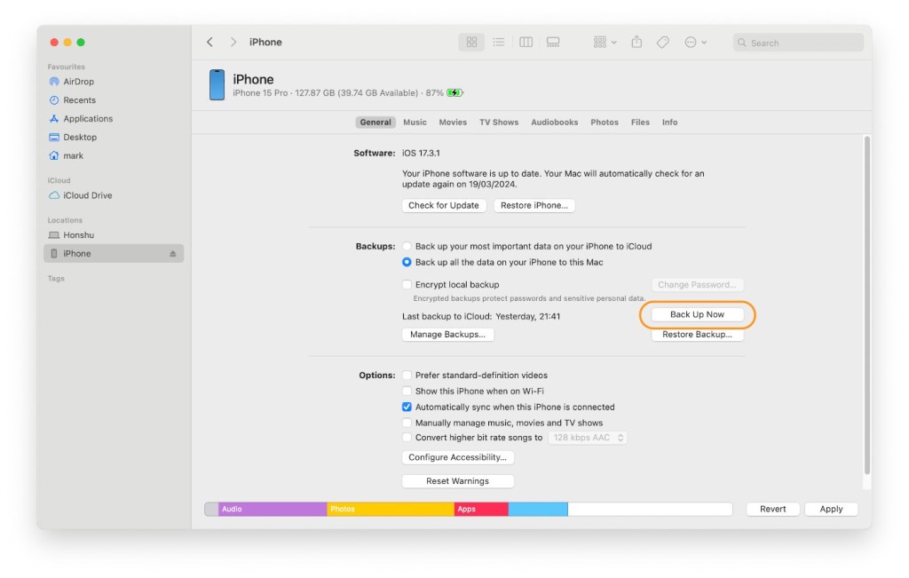 Finder with connected iPhone selected, 'Back Up Now' highlighted