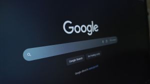 Google ads funnel Mac users to poisoned AI chats that spread the AMOS infostealer