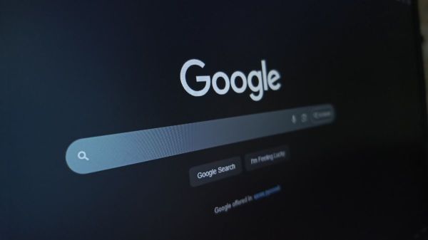 Google ads funnel Mac users to poisoned AI chats that spread the AMOS infostealer