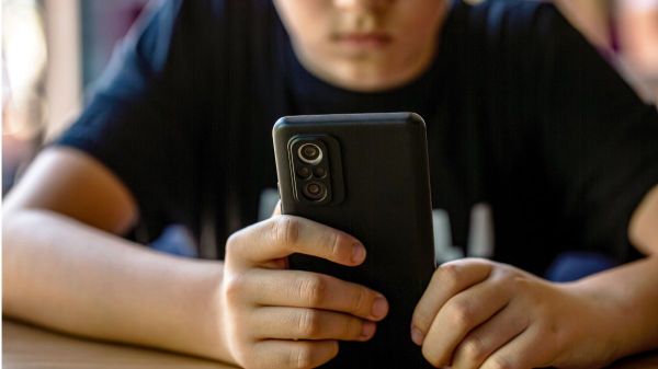 Un enfant devant l'écran d'un téléphone