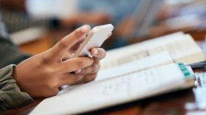 Nastolatek korzystający z telefonu