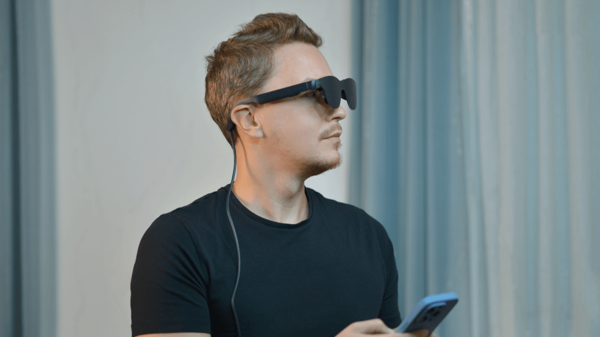 Cheap Smart Glasses Let Strangers Spy Through Cameras and AI